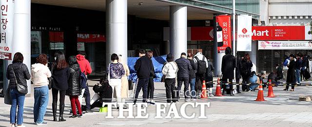 추억의 '포켓몬빵'을 차지하기 위해 오전 일찍부터 자리 잡은 시민들.