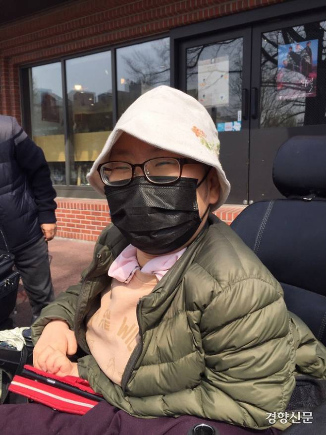 시설에서 15년 동안 생활하다가 나와 자립해 노들장애인자립생활센터에서 공익옹호 활동가로 일하는 지체장애인 이수미씨. 이씨는 지난 5일 전국장애인차별철폐연대의 집회 현장을 찾아 정부에 장애인권리예산 보장 등을 요구하며 삭발했다. 이씨 제공
