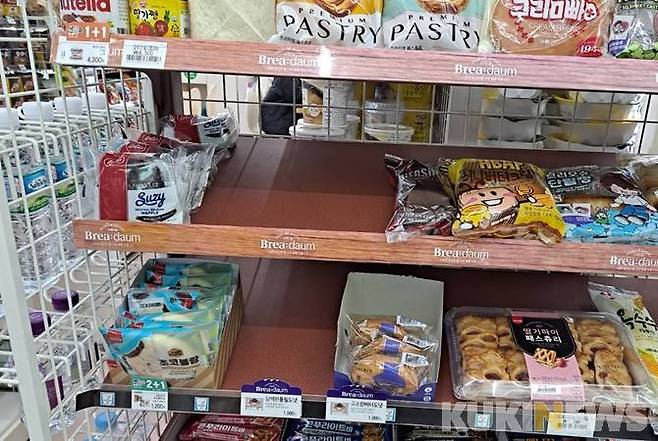 포켓몬 빵이 있던 자리만 텅 비어있다.&nbsp; 사진=한전진 기자