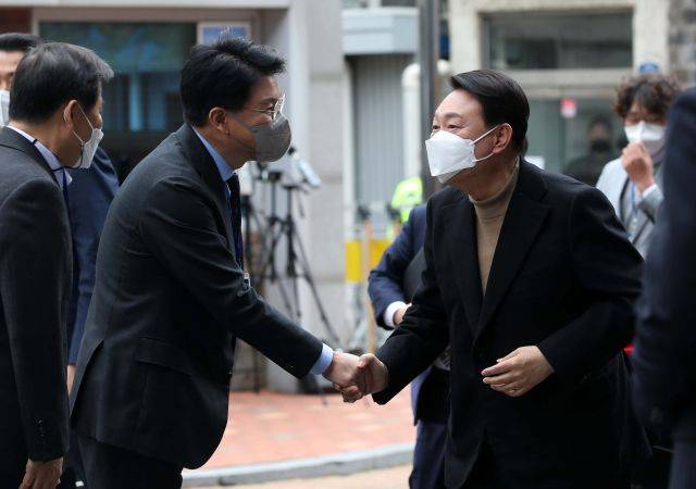 윤석열 대통령 당선인이 지난 3월 14일 오전 서울 종로구 통의동 금융감독원 연수원에 마련된 당선인 집무실로 출근하며 장제원 당선인 비서실장과 악수하고 있다. 국회사진기자단