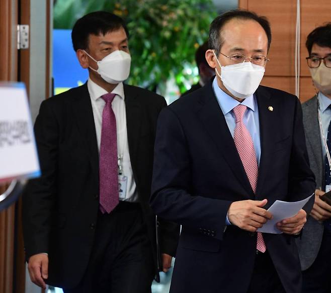 대통령직인수위원회 경제1분과 최상목(왼쪽) 간사와 기획조정분과 추경호 간사가 31일 서울 종로구 통의동 인수위에 추경 브리핑을 하기 위해 입장하고 있다. /사진제공=뉴시스(공동사진취재단)