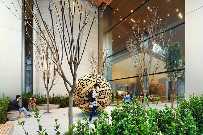 애플은 한국의 세 번째 애플 스토어 ‘애플 명동’을 7일 사전 공개했다. 정식 개장일은 오는 9일 오전 10시부터다. 사진은 ‘애플 명동’ 내부 모습. [애플 제공]