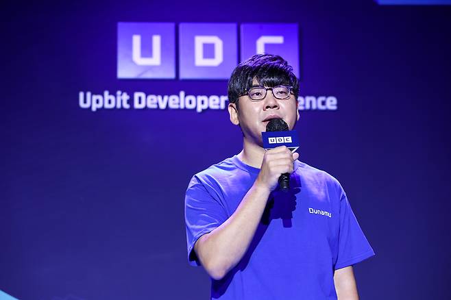 송치형 두나무 이사회 의장이 지난해 9월 개최된 ‘UDC(업비트 개발자 회의) 2021’에서 환영 인사를 하고 있다. [두나무 제공]
