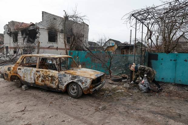 6일(현지시간) 우크라이나 수도 키이우 북쪽으로 약 100㎞ 떨어진 도시 체르니히우에서 한 노인이 러시아군 폭격으로 폐허가 된 마을을 청소하고 있다./로이터 연합뉴스