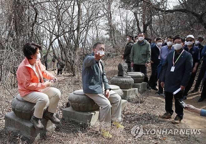 법흥사터 방문한 문대통령 (서울=연합뉴스) 서명곤 기자 = 문재인 대통령이 5일 오후 북악산 남측 탐방로에 위치한 법흥사터에서 김현모 문화재청장으로부터 설명을 듣고 있다.   2022.4.5 seephoto@yna.co.kr