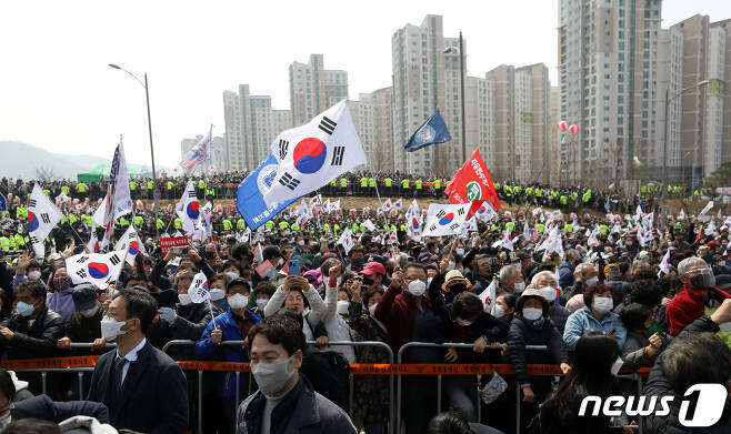 24일 오후 대구시 달성군 박근혜 전 대통령의 사저 앞에 박근혜 전 대통령 환영 인파가 모여있다. 2022.3.24/뉴스1 © News1 이승배 기자