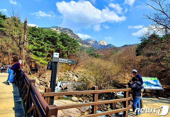 북한산성계곡 등산로입구. 둘레길과 등산로가 교차되는 지점에서 탐방객들이 계곡풍경을 즐기고 있다 © 뉴스1