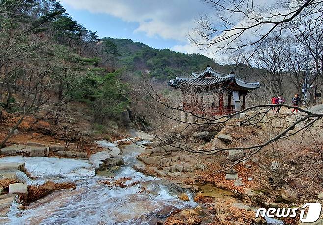 산영루. 예전에는 물가에 산이 비추는 고요한 장소였을까... 현재는 급류가 콸콸 쏟아져 내리는 계곡 옆이다 © 뉴스1