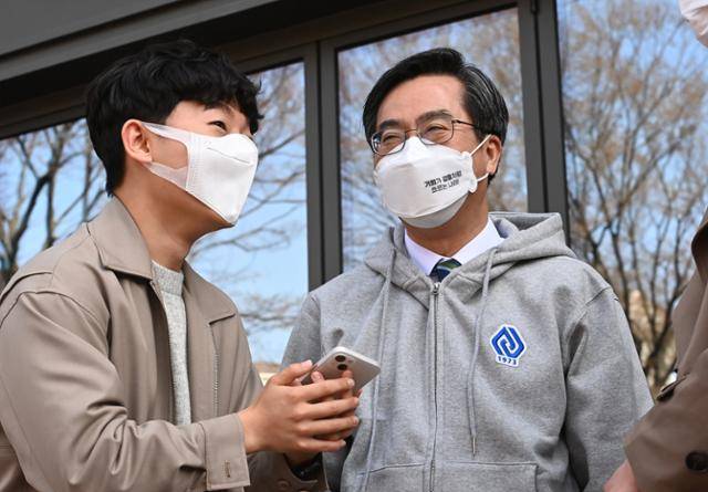 경기지사 출마를 선언한 김동연(오른쪽) 새로운물결 대표가 7일 오후 경기 수원시 아주대학교를 방문해 학생들과 대화하고 있다. 뉴시스