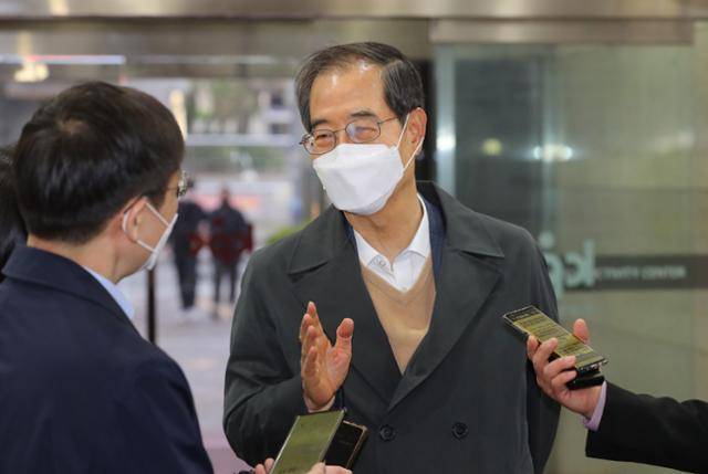 한덕수 국무총리 후보자가 8일 오전 서울 종로구 한국생산성본부 빌딩에 마련된 청문회 준비단 사무실로 출근하며 취재진의 질문에 답하고 있다. 뉴시스