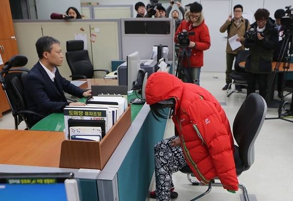 노씨는 보험금을 노리고 전 남편과 현 남편, 시어머니 등 3명을 독극물로 살해한 혐의를 받고 있다. 사진은 노씨가 경찰조사를 받는 모습. 연합 자료사진