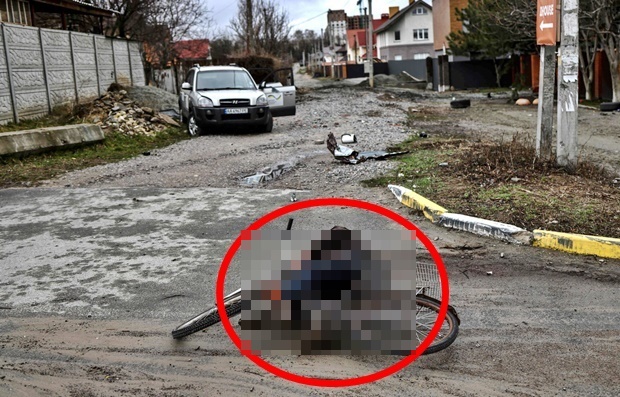 2일(현지시간) 우크라이나 키이우 부차의 한 도로에서 자전거를 타고 가던 자세 그대로 숨진 민간인의 시신이 발견됐다.