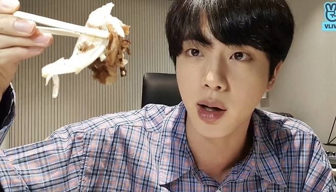 방탄소년단 진 '먹방 유튜버하면 찰떡일 아이돌' 1위..잇진, 잇보이~♡