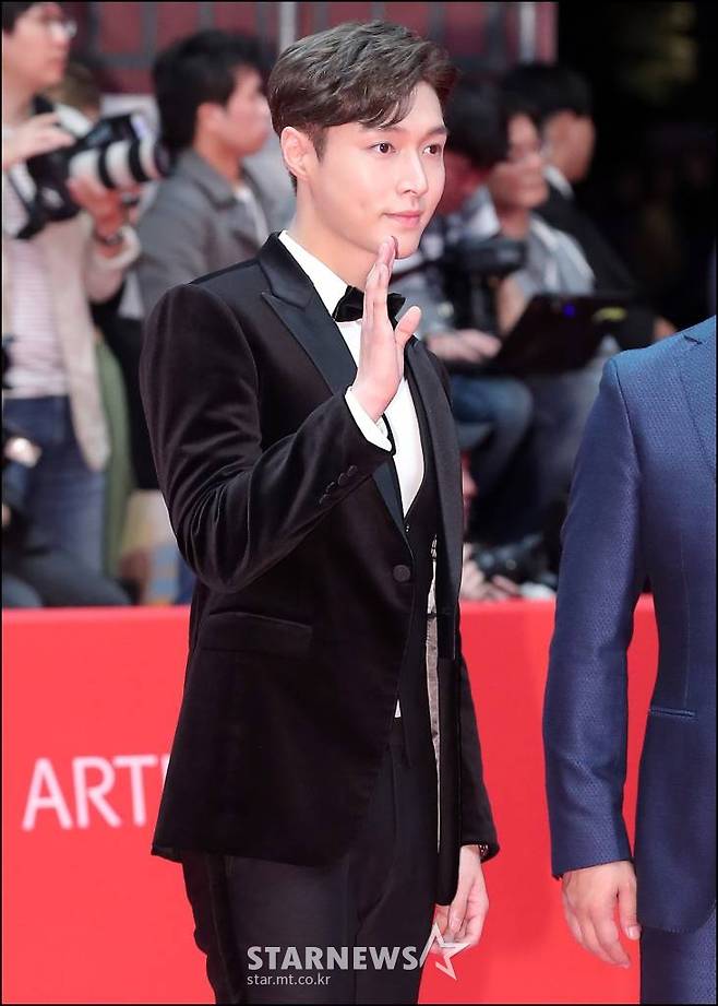 엑소 레이가 4일 오후 부산 해운대구 영화의 전당에서 진행된 제23회 부산국제영화제(BIFF) 개막식 레드카펫에 참석하고 있다.   제23회 부산국제영화제는 5개의 극장에서 30개 스크린, 79개국의 상영작 324편을 선보인다. 월드+인터내셔널 프리미어 140편, 월드 프리미어 115편(장편 85편, 단편 30편), 인터내셔널 프리미어 25편(장편 24편, 단편 1편), 뉴커런츠 상영작으로 구성된다. /사진=김창현 기자 chmt@