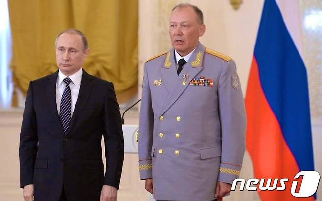 블라디미르 푸틴 러시아 대통령(좌)과 알렉산더 드보르니코프 사령관.© 뉴스1 (트위터 캡처)