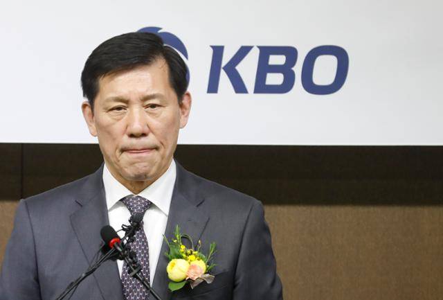 허구연 KBO 신임 총재가 지난달 29일 서울 KBO에서 열린 제24대 총재 취임식에서 취재진 질문에 답하던 중 생각에 잠겨 있다. 뉴시스