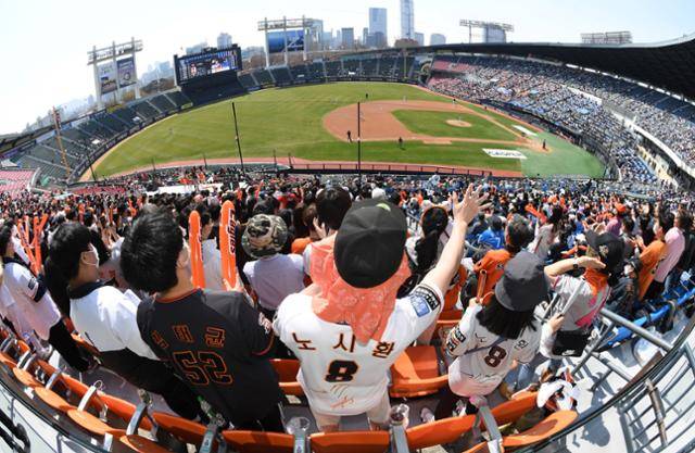 3일 서울 잠실야구장에서 열린 2022 KBO리그 프로야구 두산베어스와 한화이글스의 경기에서 야구장을 찾은 관중들이 경기장에 가득 들어차 관전하고 있다. 2일부터 거리두기가 완화되어 100% 관중 입장과 경기장 내 취식이 가능해졌다. 고영권 기자