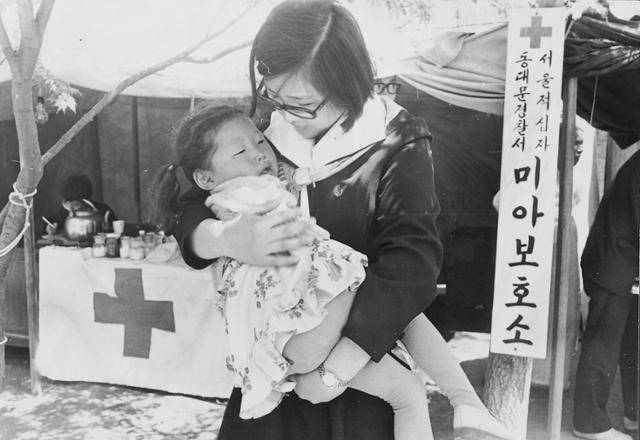 1973년 5월 16일 벚꽃놀이 기간 중 창경궁에 설치된 미아보호소. 당시 걸스카웃 등 자원봉사단원들이 미아사태에 대비했다. 한국일보 자료사진