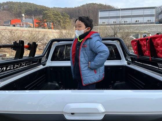 무엇보다 중장년의 가슴을 뛰게 하는 곳은 후면 데크 공간이다. 캠핑과 차박, 심지어 어린 아이들의 놀이터로 사용할 수도 있다. 김포=문희철 기자