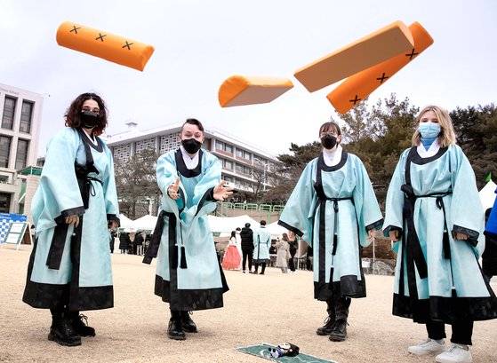 지난 2월 21일 오후 서울 종로구 성균관대학교에서 외국인 유학생들이 동아리 체험을 하고 있다. 20뉴스1