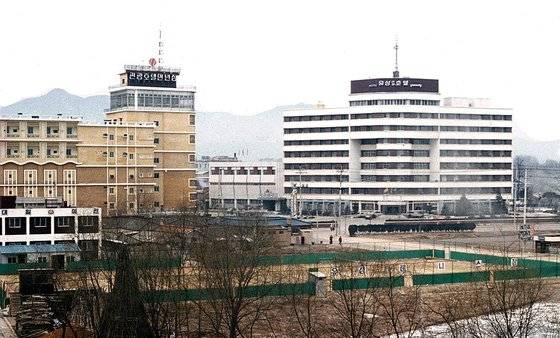 유성호텔(오른쪽)과 만년장. 사진 대전 유성구