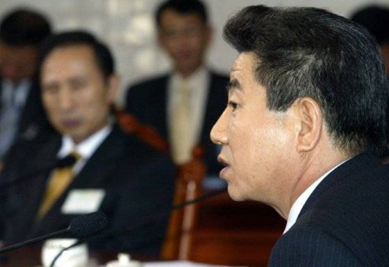 신행정수도 특별법의 위헌 결정에 대한 대책을 논의하기 위해 청와대에서 열린 노무현 전 대통령과 시도지사들의 간담회. 노 전 대통령의 왼쪽은 당시 서울시장이던 이명박 전 대통령. 중앙포토