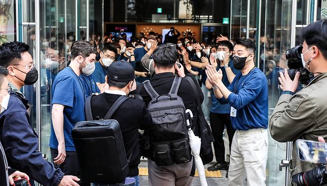 9일 오전 서울 중구 애플 명동에서 고객들이 직원들의 박수를 받으며 입장하고 있다.[뉴시스]