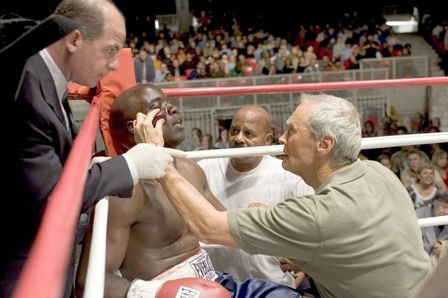 `컷맨`이자 트레이너로서 그의 역할 중 하나는 심판에게 선수가 경기를 지속할 수 있는지 알려주는 것이다. 오랫동안 준비한 시합을 그만두게 하고 싶지 않기에 주로 그는 "계속할 수 있다"고 대답한다.<사진 제공=워너브라더스>