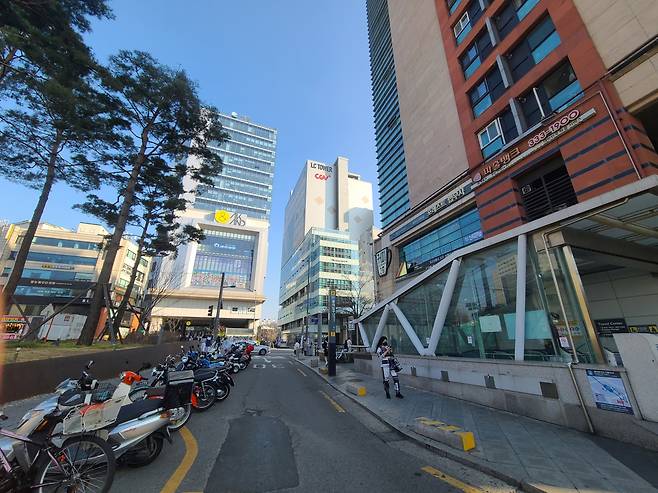 상가시장이 코로나19 거리두기 완화 조치가 시행되며 활기를 찾고 있다. 사진은 홍대입구역 인근. [서영상 기자]