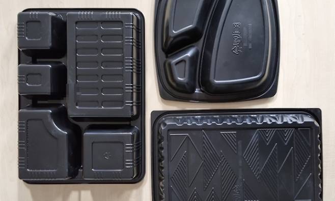 기름지고 뜨거운 음식을 담기에 부적한 것으로 분석된 폴리스티렌 용기. 서울시보건환경연구원 제공