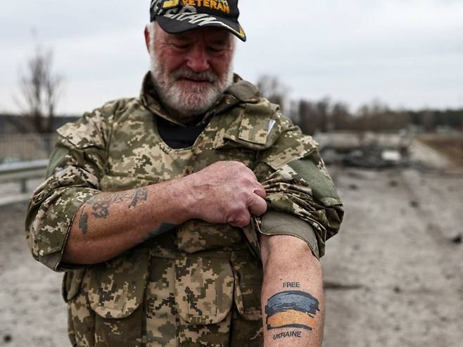 우크라이나전에 참전한 스티븐 스트라우브가 왼쪽 팔목의 문신을 보여주고 있다. 사진=AFP 연합뉴스