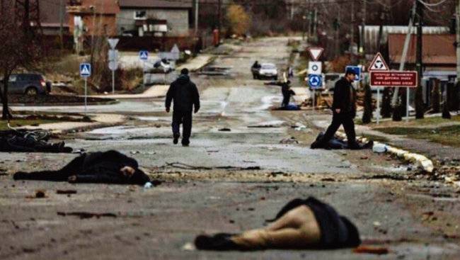 우크라이나 부차 마을 거리 곳곳에서 발견되는 민간인 시신들. [우크라이나 외무장관 트위터]