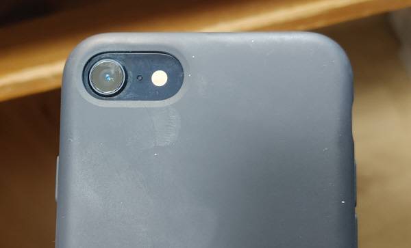 아이폰SE3 후면 윗부분. 실리콘 케이스를 씌웠다. 정옥재 기자