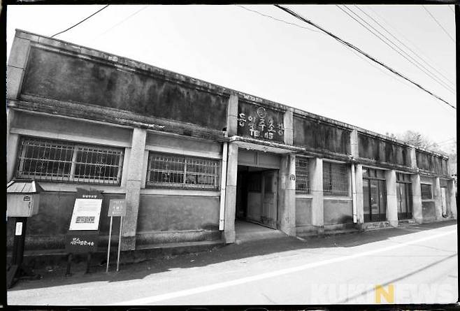 콘크리트로 지은 동일주조장은 판교면 전체에 막걸리를 만들어 보급하던 곳이다. 한때 판교마을에서 제일 가는 부잣집이었다. 1970년대에 개업해 3대에 걸쳐 운영하다 20여년 전 문을 닫았다.