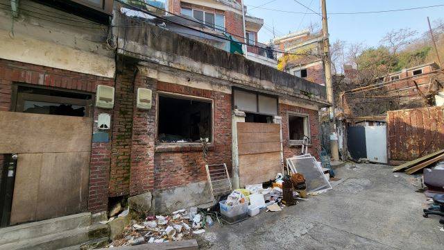 7일 서울 서대문구 현저동의 한 빈집 모습. 유리창이 깨지고 입구는 나무 판자로 막혀있다.