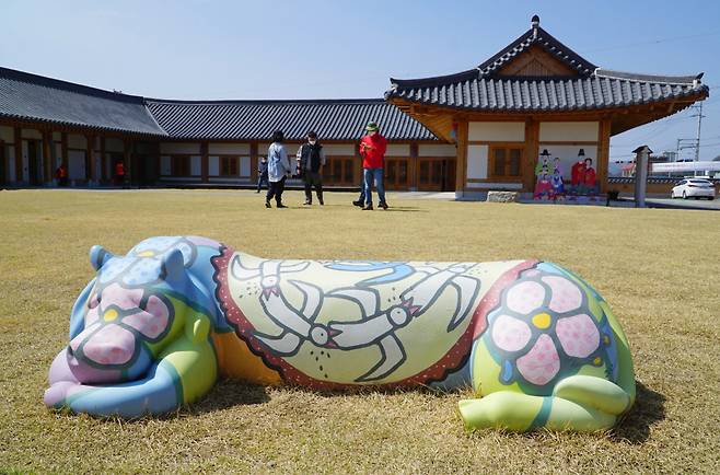 얼룩배기 황소가 지키는 옥천전통문화체험관은 한국관광공사 세종충북지사의 강소형 잠재관광지로 선정된, 믿고 가는 K컬쳐 핫플레이스다.