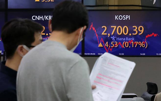 [서울=뉴시스] 이영환 기자 = 코스피가 전 거래일보다 4.5포인트(0.17%) 오른 2700.39에 장을 마감한 8일 오후 서울 중구 하나은행 딜링룸 전광판에 지수가 표시되어 있다. 이날 코스닥은 전 거래일보다 6.79포인트(0.73%) 오른 934.73, 원·달러 환율은 5.60원 오른 1225.10원에 마감했다. 2022.04.08. 20hwan@newsis.com