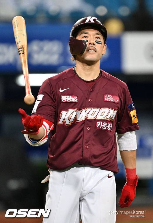 [OSEN=대구, 민경훈 기자] 9일 삼성전, 8회초 1사 키움 이용규가 19구 승부 끝에 볼넷을 얻어내고 있다. 2022.04.09 /rumi@osen.co.kr