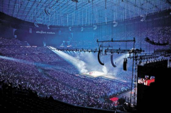 지난 8일과 9일 연이어 열린 BTS의 라스베이거스 첫 공연에는 각각 5만 명의 관객이 얼리전트 스타디움을 가득 채우고 함성을 질렀다. ‘퍼미션 투 댄스 온 스테이지-라스베이거스’ 공연은 오는 15, 16일까지 이어진다. [사진 하이브]