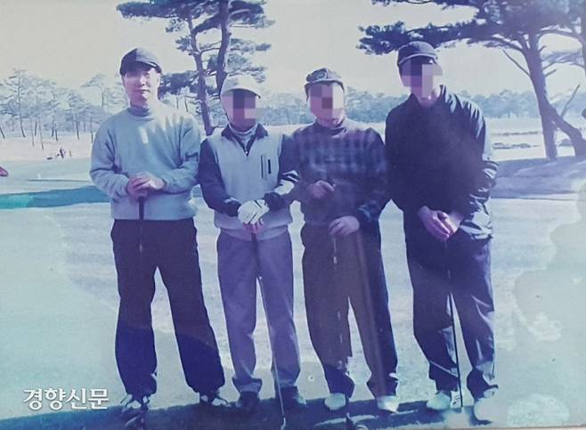 한덕수 국무총리 후보자(맨 왼쪽)와 에너지 관련 금속소재 기술·제조업체 대표 박모씨(왼쪽에서 세 번째)가 2004년 11월12일 경기도 광주시의 한 골프장에서 함께 찍은 사진. 두 사람은 중학교 시절부터 인연을 맺어온 ‘60년지기’로 확인됐다. 이유진 기자