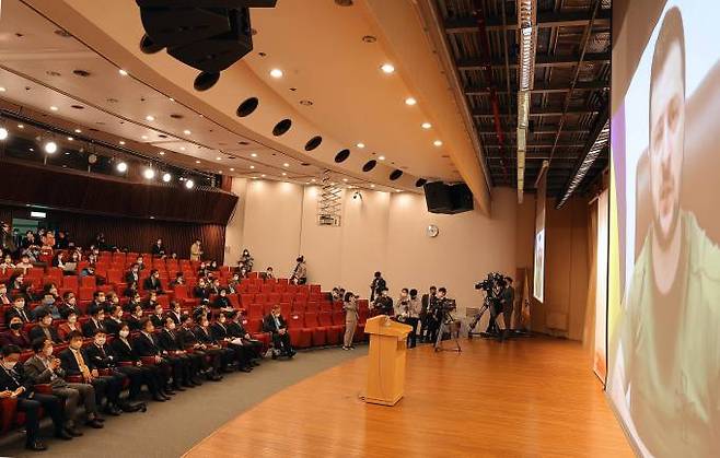 볼로디미르 젤렌스키 우크라이나 대통령이 11일 오후 서울 영등포구 국회도서관 대강당에서 화상연설을 하고 있다. 연합뉴스