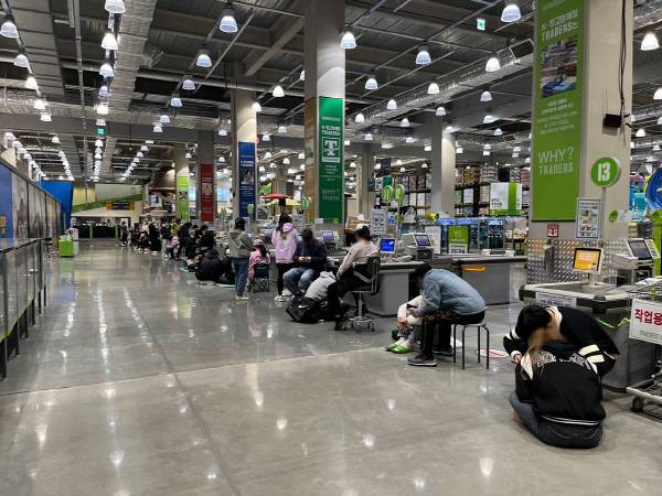 경기도 고양 이마트 트레이더스 킨텍스점에서 '포켓몬빵'을 사기 위해 줄을 서 있는 모습.