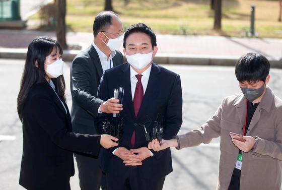 (과천=뉴스1) 박세연 기자 = 원희룡 국토교통부 장관 후보자가 11일 오전 경기도 과천시 정부과천청사 2동에 마련된 청문회 준비 사무실로 출근하며 취재진 질문에 답하고 있다. 2022.4.11/뉴스1