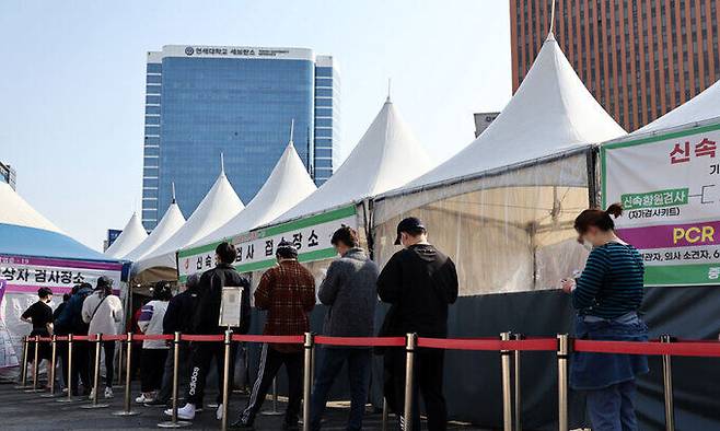 10일 중구 서울역 임시 선별검사소에서 시민들이 코로나19 검사를 받기 위해 대기하고 있다. 연합뉴스