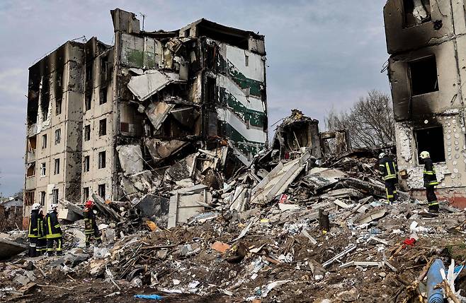 우크라이나 수도 키이우 북서쪽 위성도시 보로댠카에서 지난 8일(현지시간) 소방관들이 러시아군 침공 당시 파괴된 아파트 건물 잔해 속에서 실종된 수색 작업을 벌이고 있다. / AFP 연합뉴스
