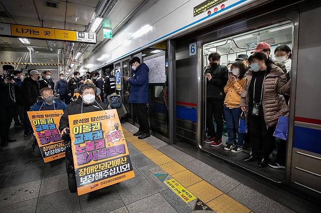 3월29일 오전 전국장애인차별철폐연대 (전장연)가 경복궁역에서 출발해 혜화역까지 가는 ‘제26차 출근길 지하철을 탑니다’를 진행했다. ⓒ시사IN 신선영