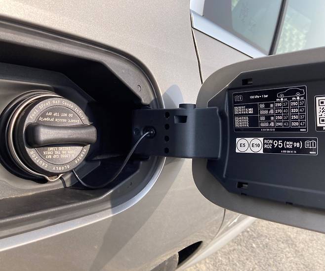 메르세데스-벤츠 'C클래스' 주유구. 옥탄가 95(RON 95) 이상의 고급 휘발유를 주유하길 권고하는 표시가 있다./연선옥 기자