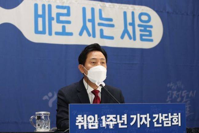 오세훈 서울시장이 12일 서울시청에서 열린 취임 1주년 기자 간담회에서 인사말을 하고 있다.ⓒ데일리안 류영주 기자