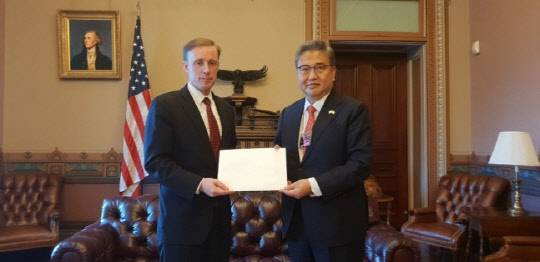 '한미 정책협의 대표단' 단장인 박진(오른쪽) 국민의힘 의원이 5일(현지시각) 윤석열 대통령 당선인이 파견한 미국 백악관에서 제이크 설리번(왼쪽) 국가안보보좌관을 만나 조 바이든 대통령에게 보낸 윤 당선인의 친서를 전달하고 있다. 연합뉴스.