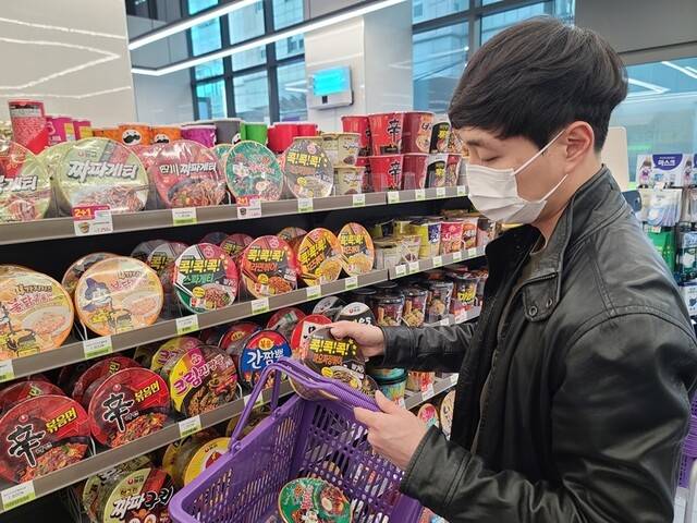 편의점 씨유(CU)는 블랙데이를 맞아 짜장 및 볶음 컵라면을 할인 판매하는 ‘블랙 위크’를 편성했다. 씨유 제공